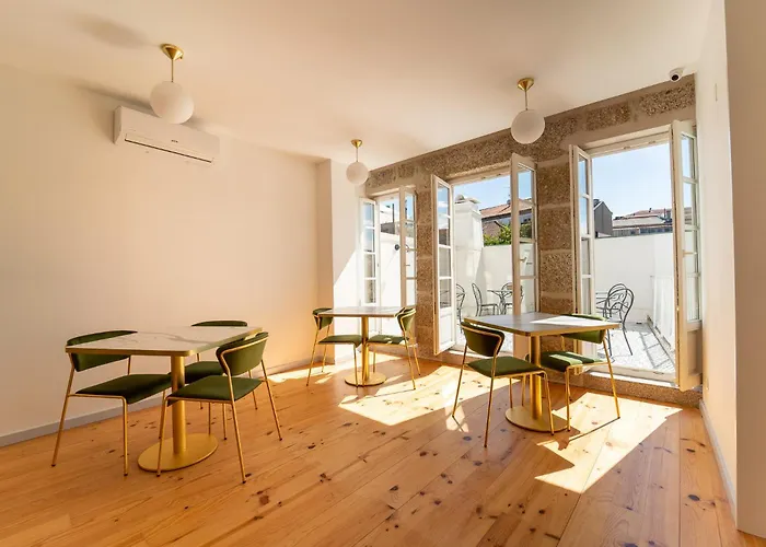 Lp Heritage Family Next To Cathedral By Se *